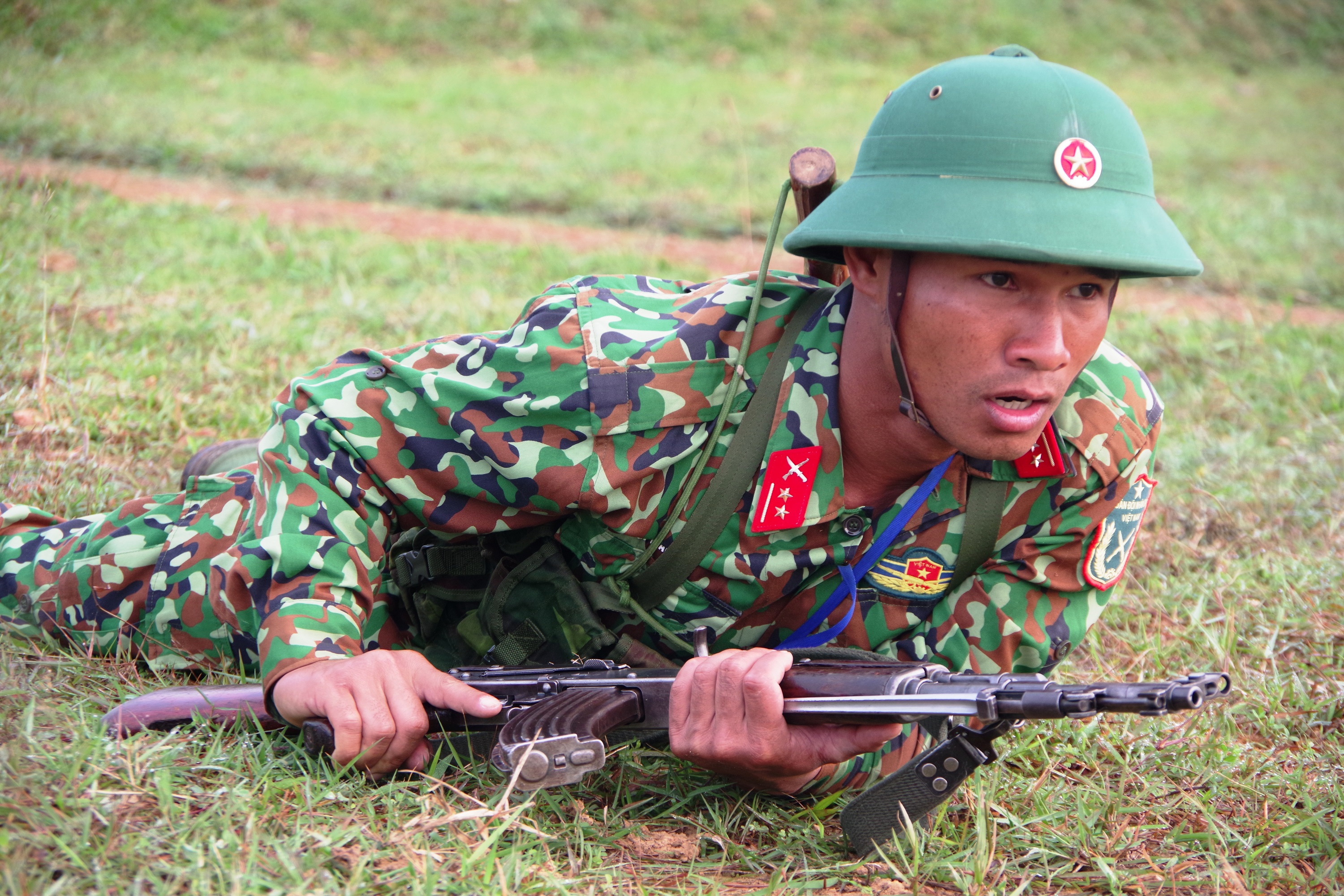 Thông qua giáo án, huấn luyện kỹ thuật bắn súng Tiểu liên AK bài 1 cho cán bộ phân đội.